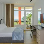 Hotel Palm Side