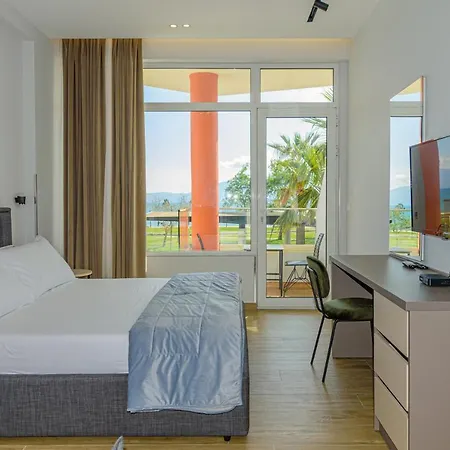 Hotel Palm Side