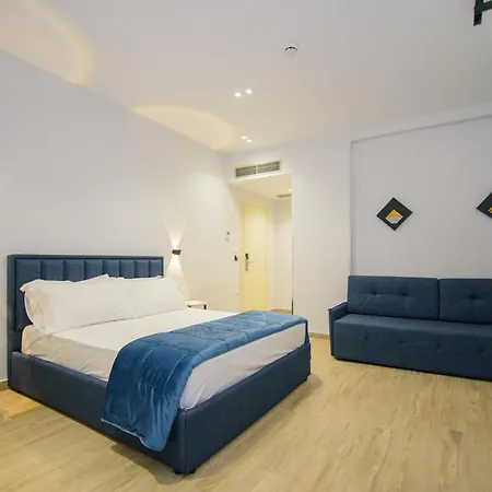 Palm Side Hotel *
