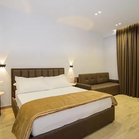 Hotel Palm Side