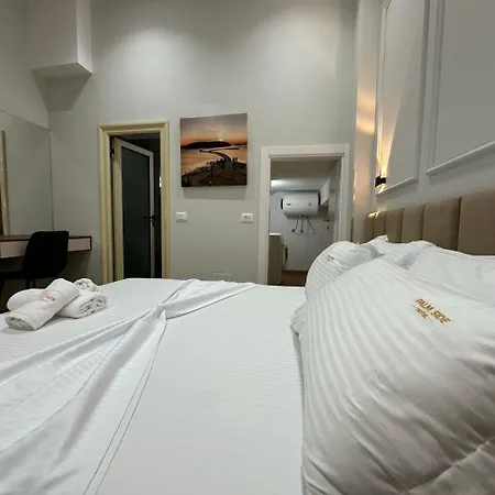 Hotel Palm Side